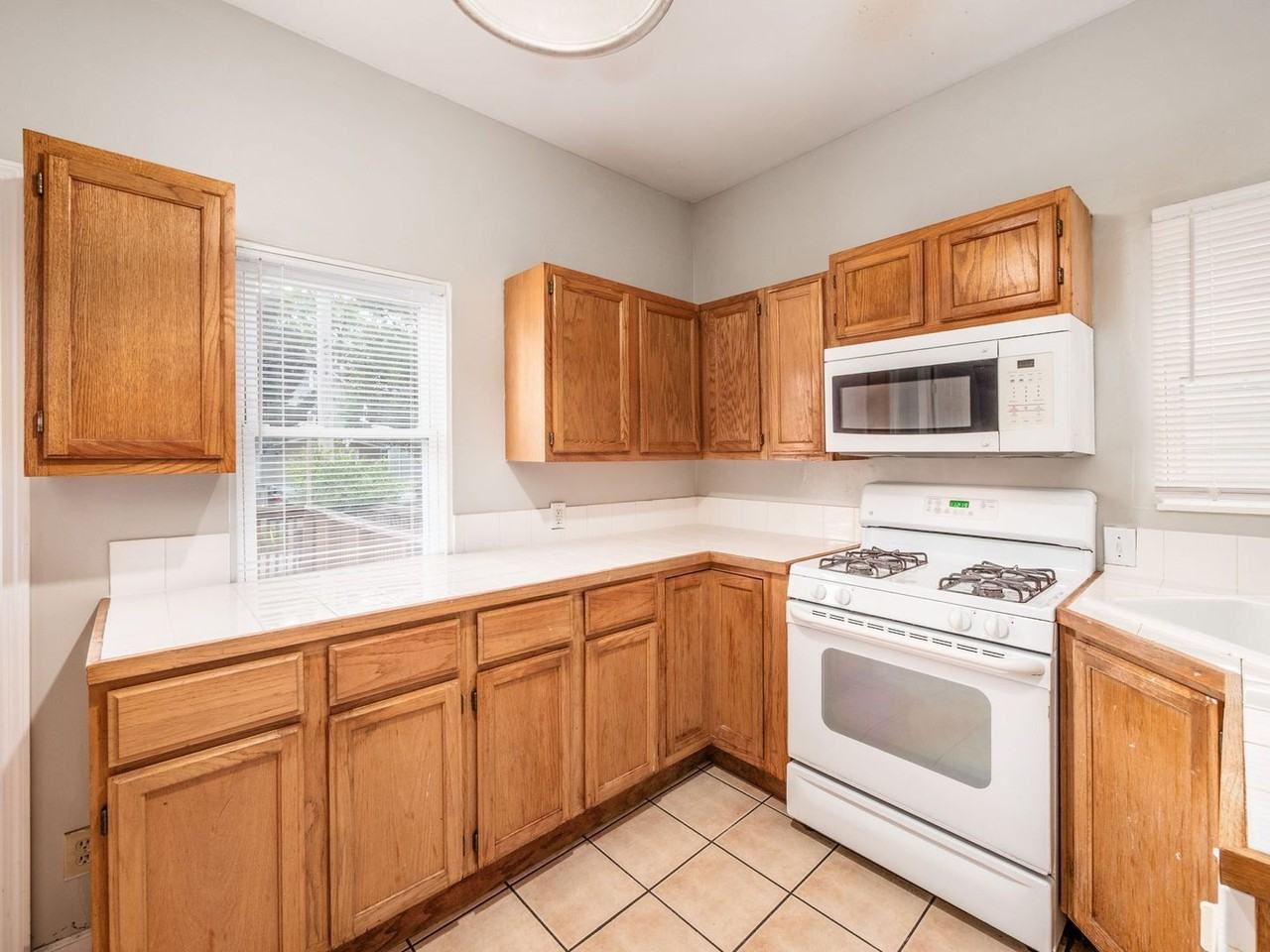 2133 Indiana Ave - Photo 3 of 40