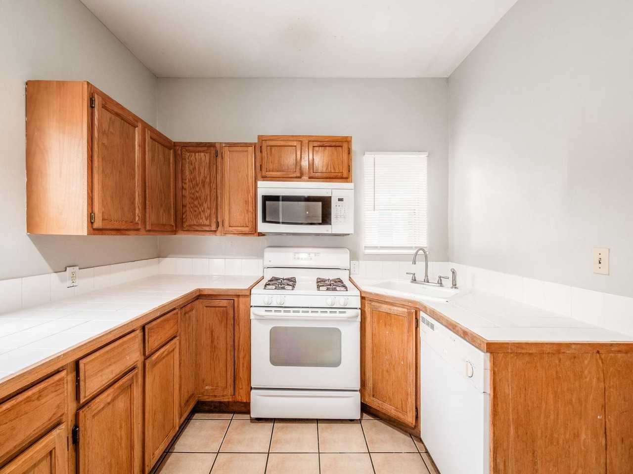 2133 Indiana Ave - Photo 4 of 40