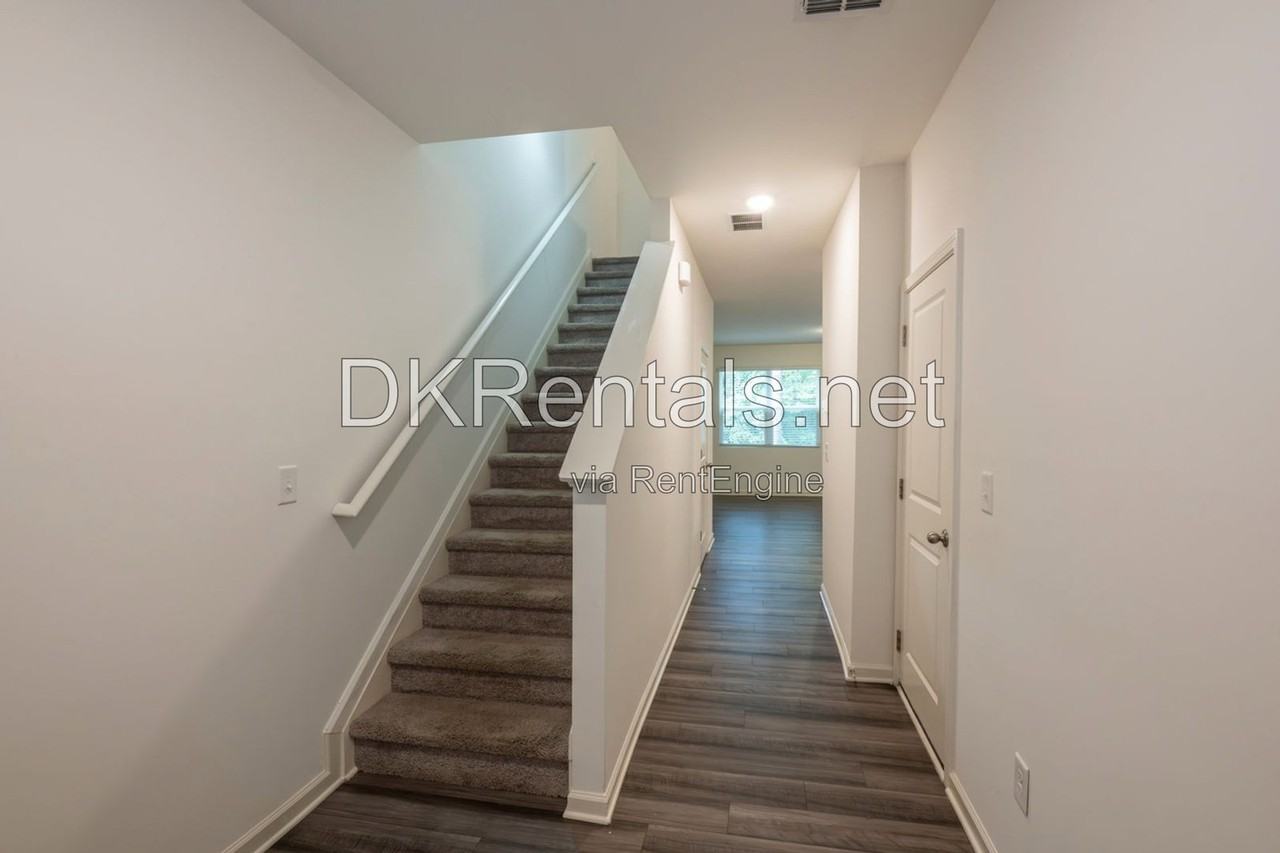 1651 Vernon Blvd - Photo 3 of 18