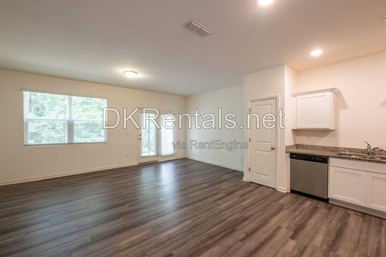 1651 Vernon Blvd - Photo 4 of 18