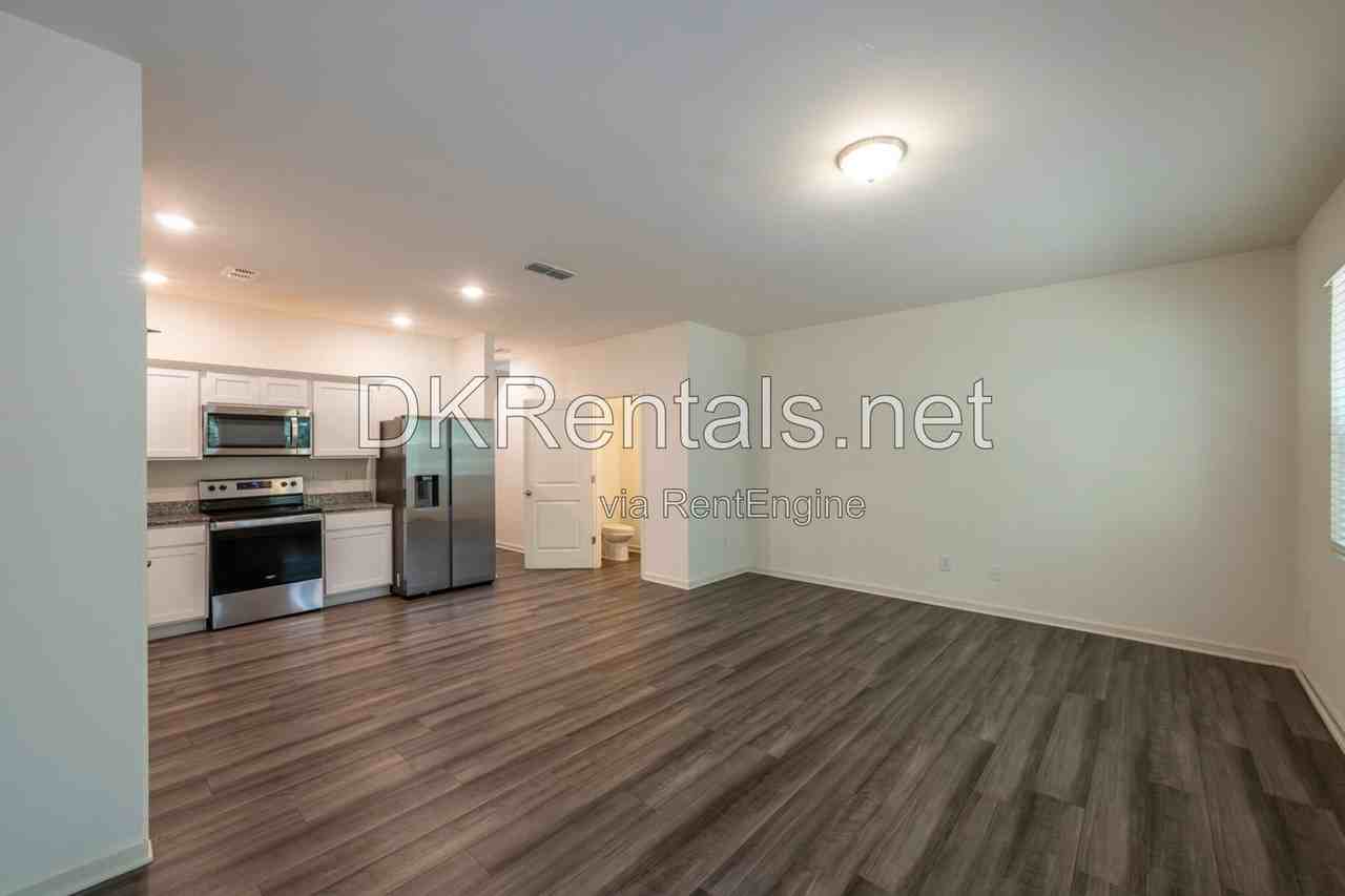 1651 Vernon Blvd - Photo 6 of 18