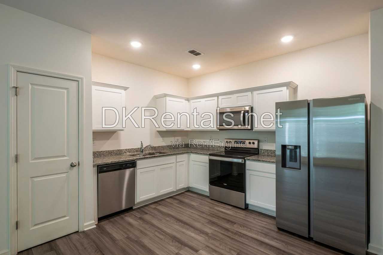 1651 Vernon Blvd - Photo 7 of 18
