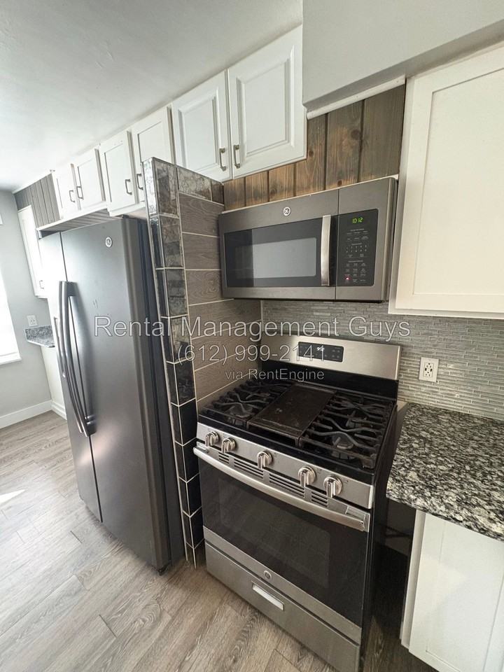 3357 Minnehaha Ave - Photo 2 of 22