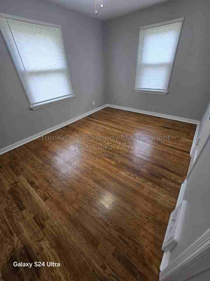 325 S Marguerite Ave - Photo 2 of 10