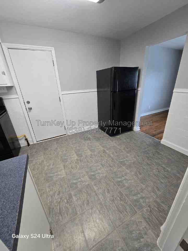 325 S Marguerite Ave - Photo 3 of 10