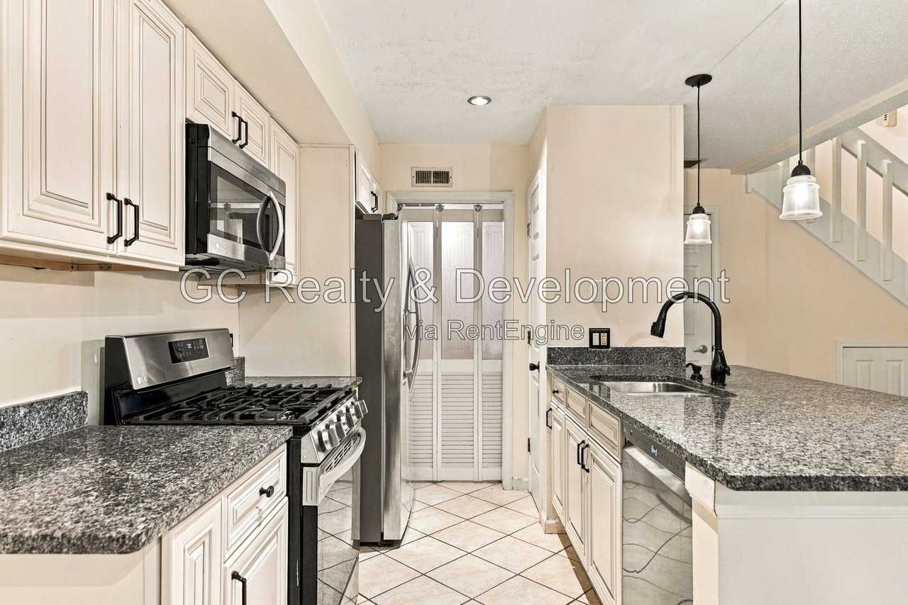 1410 Merrimac Ln N - Photo 6 of 16