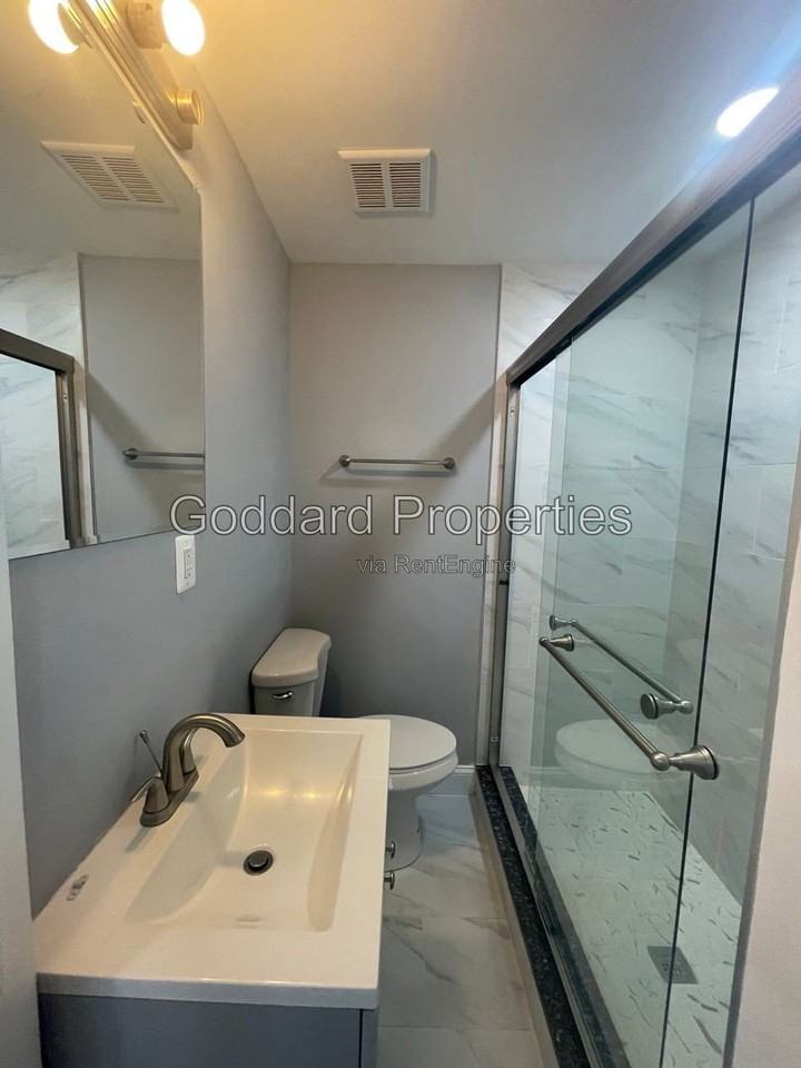 1434 Light St #B - Photo 3 of 20