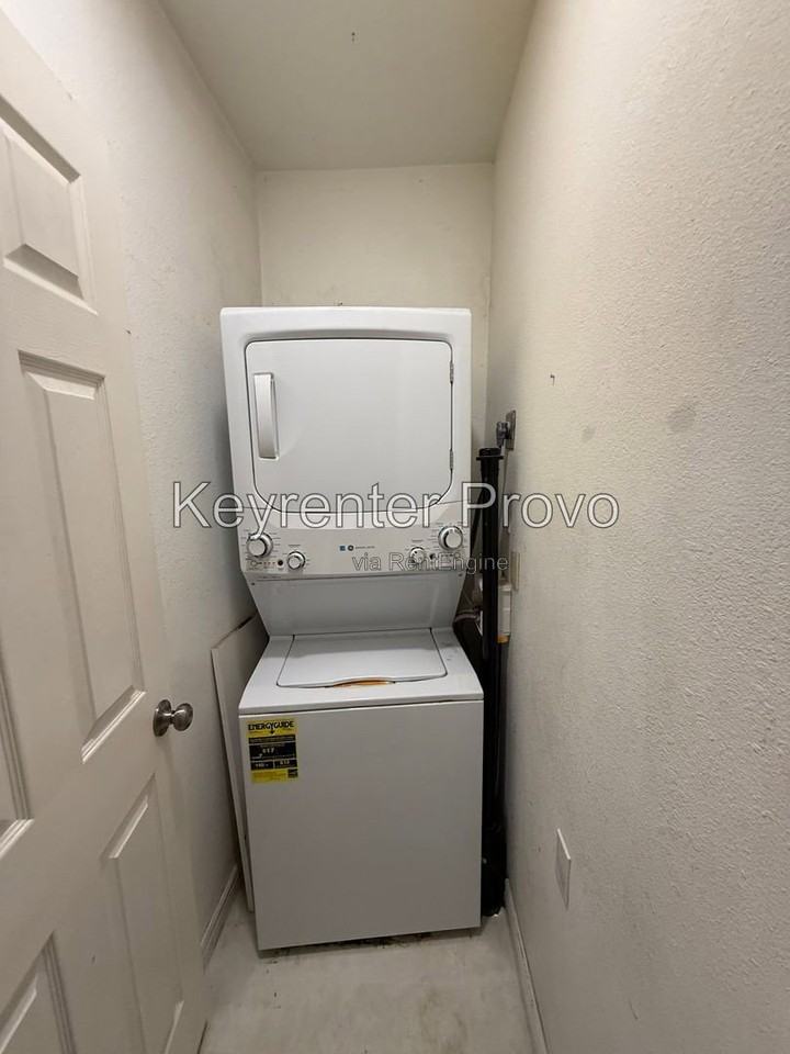 153 E 200 S - Photo 5 of 9