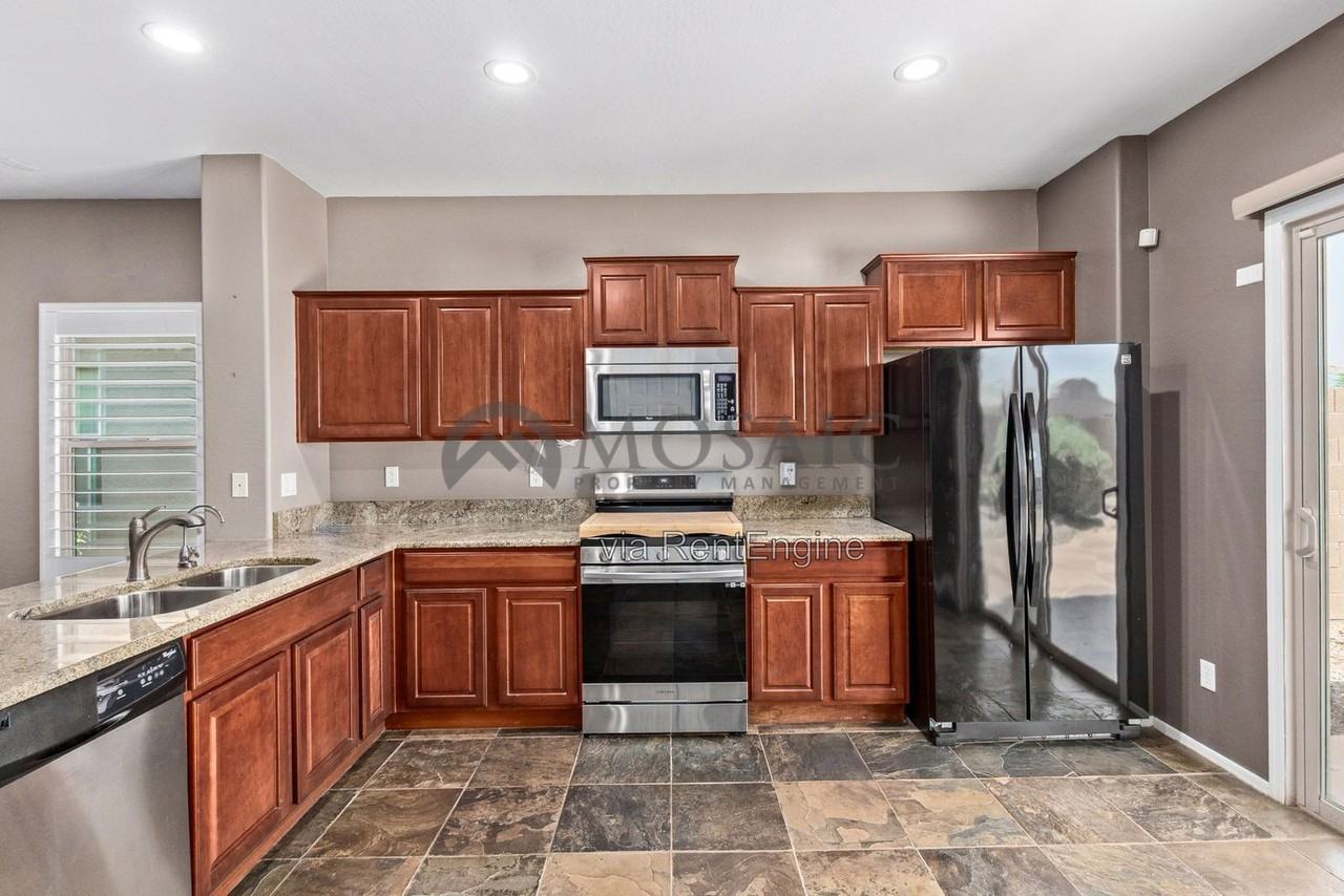 2327 N Pecos Dr - Photo 3 of 21
