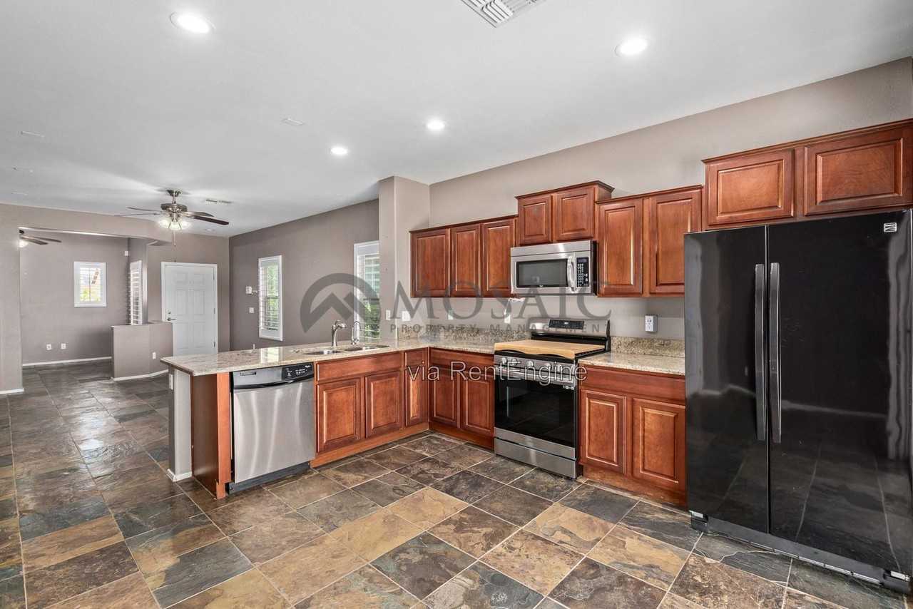 2327 N Pecos Dr - Photo 4 of 21