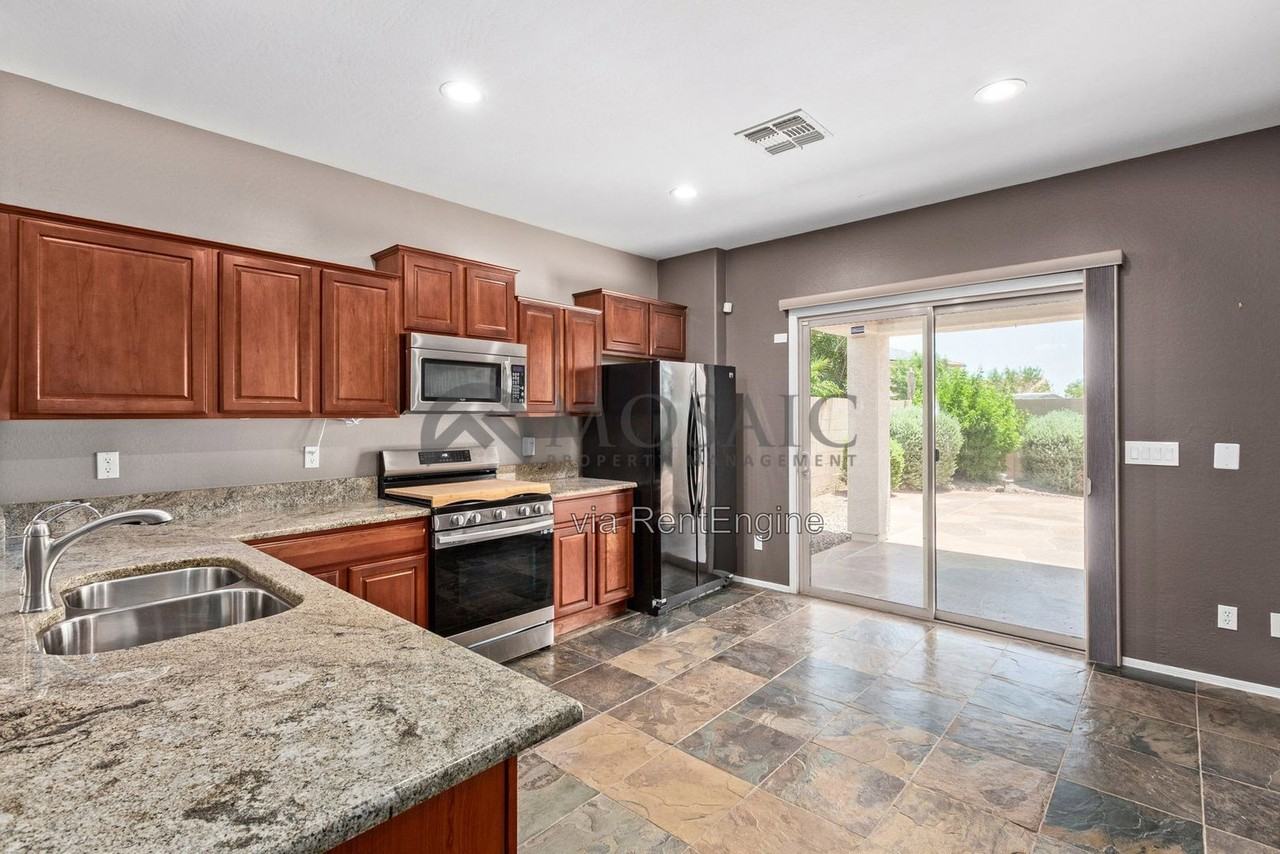 2327 N Pecos Dr - Photo 5 of 21