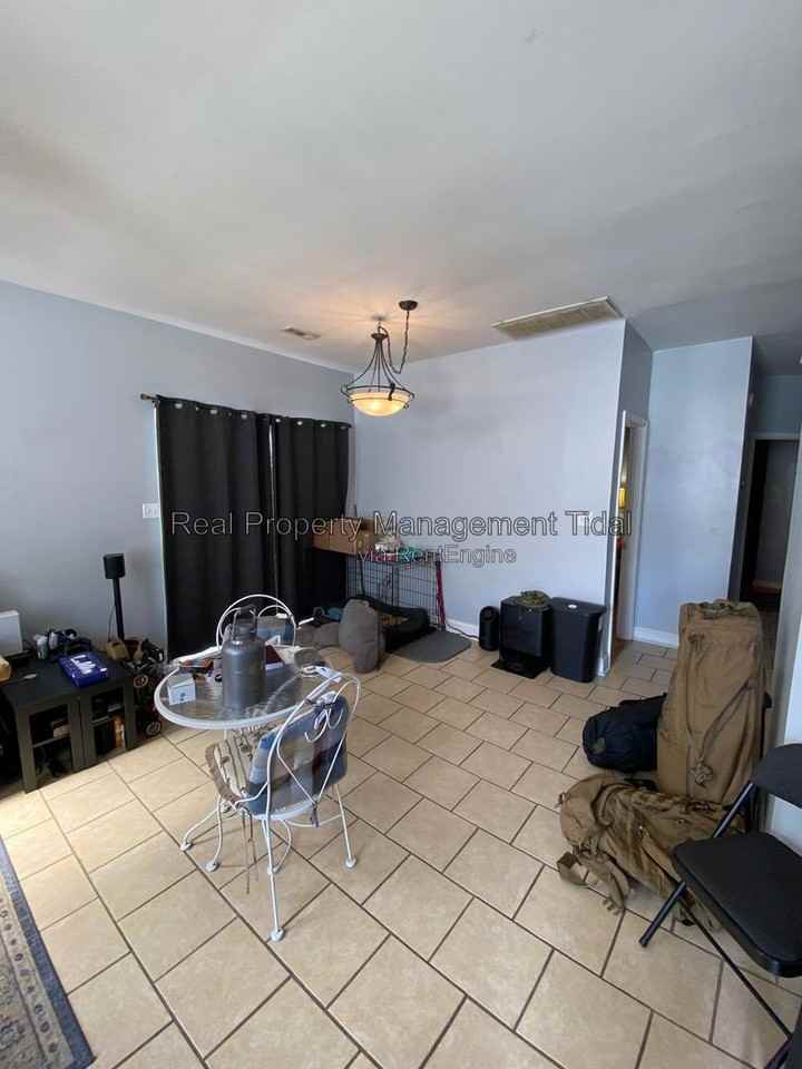 475 Crosland Ct - Photo 2 of 9