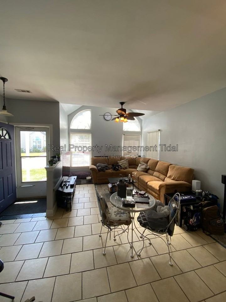 475 Crosland Ct - Photo 3 of 9