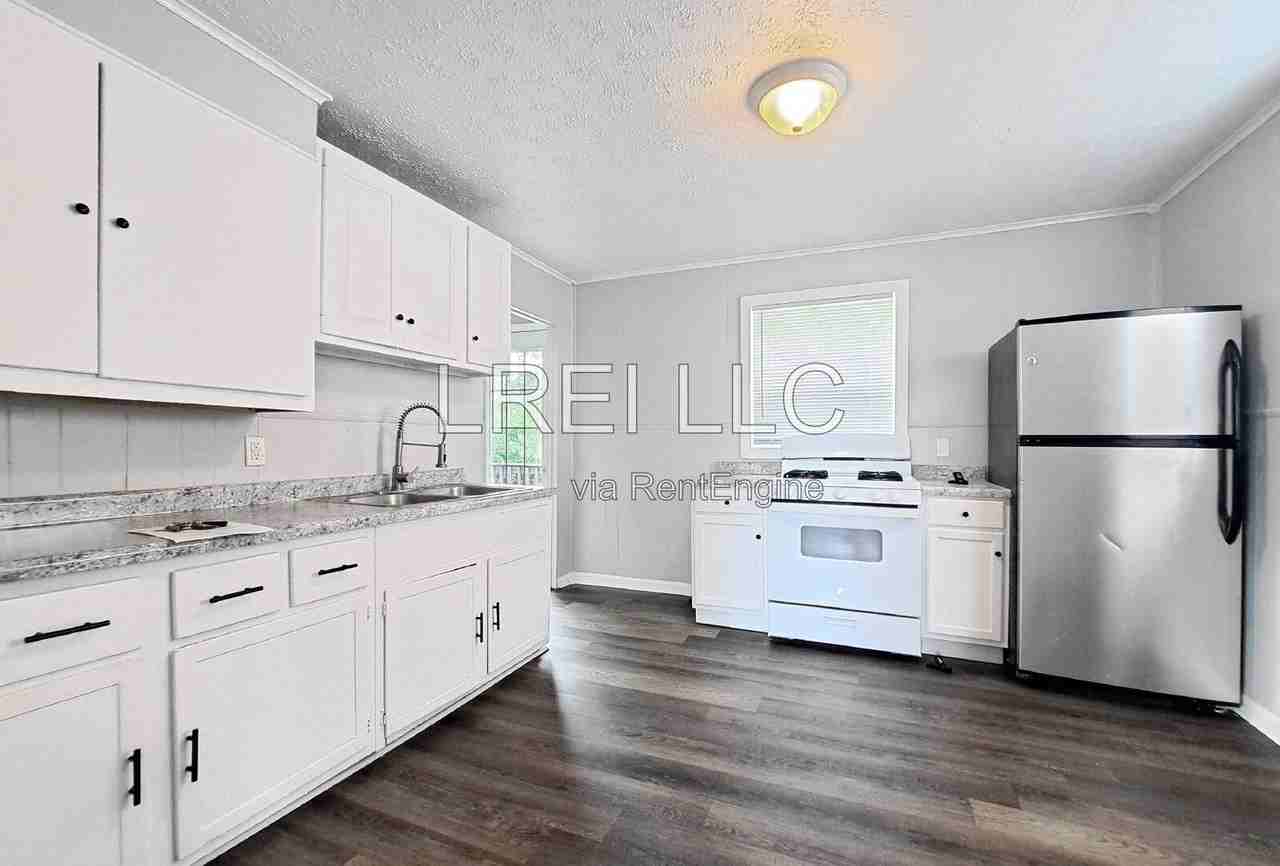 1763 W Lee St - Photo 2 of 16
