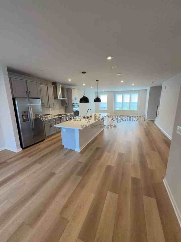 9256 Magellan Pkwy #B - Photo 3 of 7