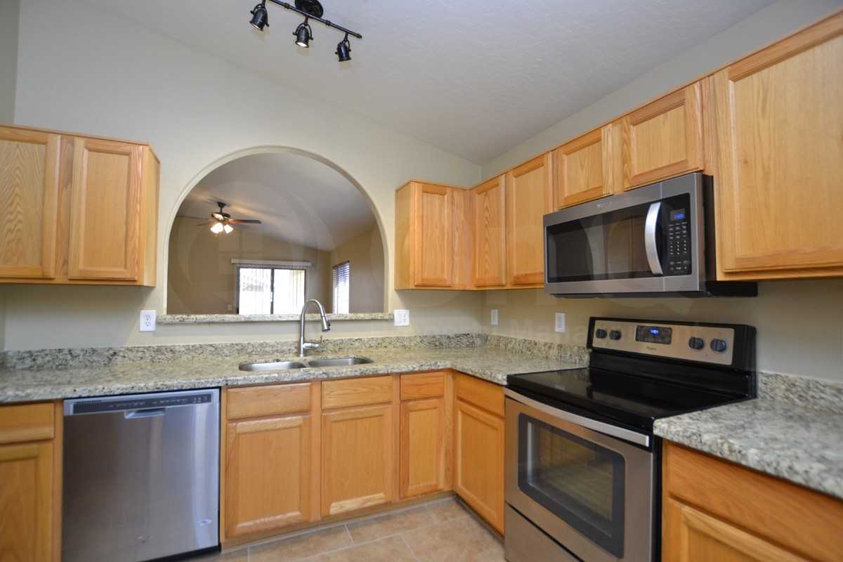 734 W Oxford Ln - Photo 5 of 22