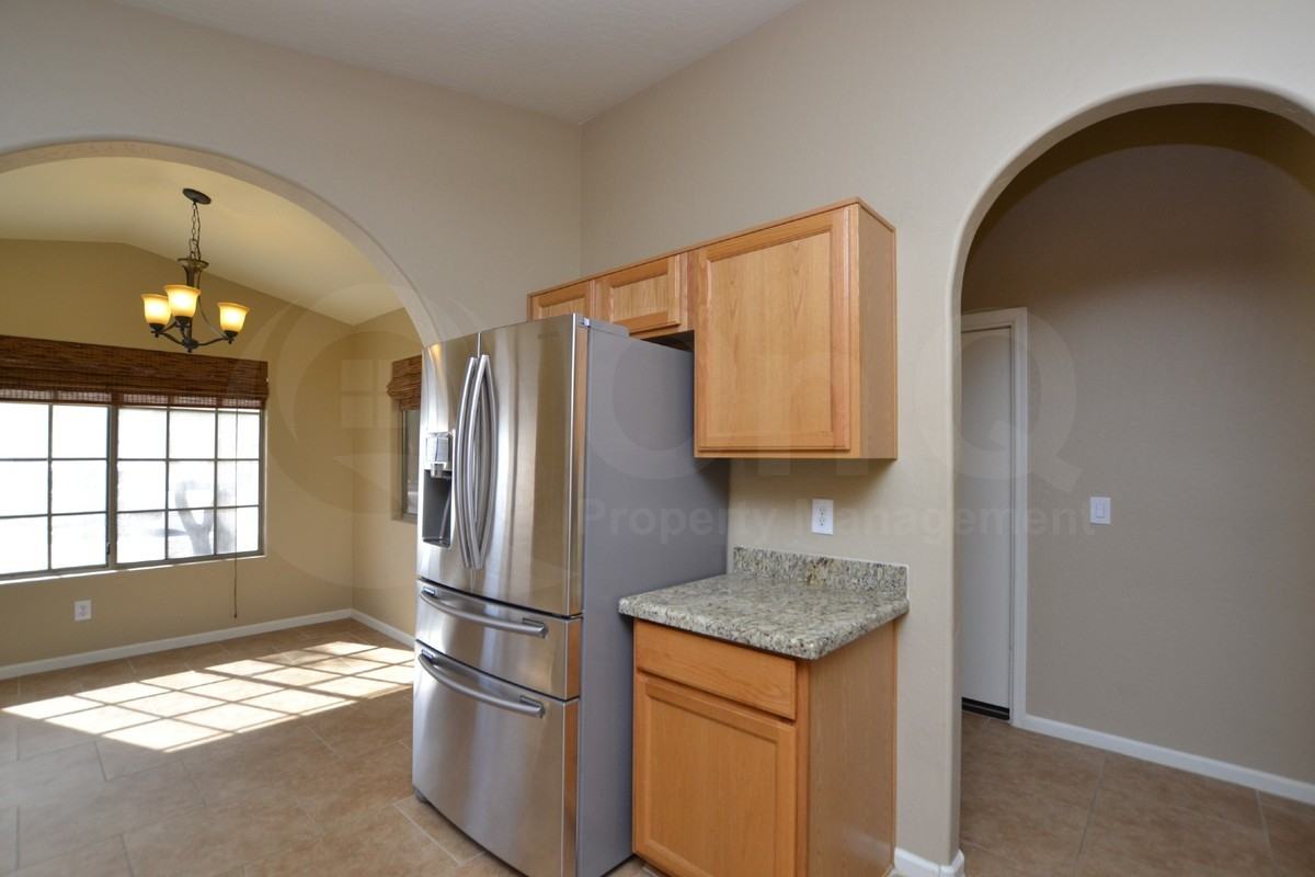 734 W Oxford Ln - Photo 6 of 22