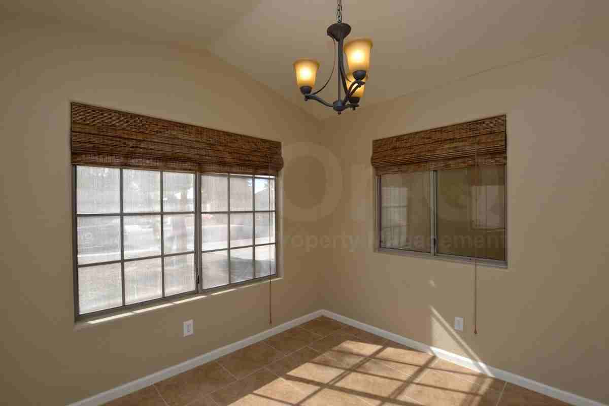 734 W Oxford Ln - Photo 7 of 22