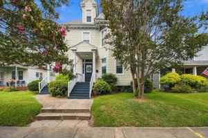 featured image of 244 E 40th St