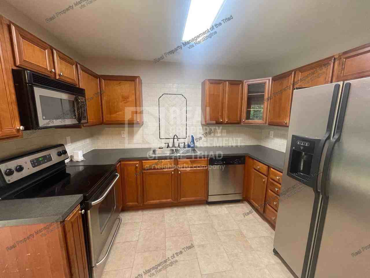 863 Valleystream Rd - Photo 4 of 18