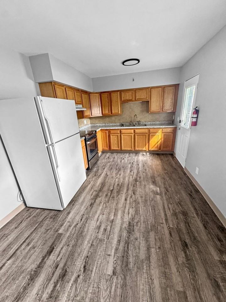 2834 S Burdick St - Photo 2 of 9