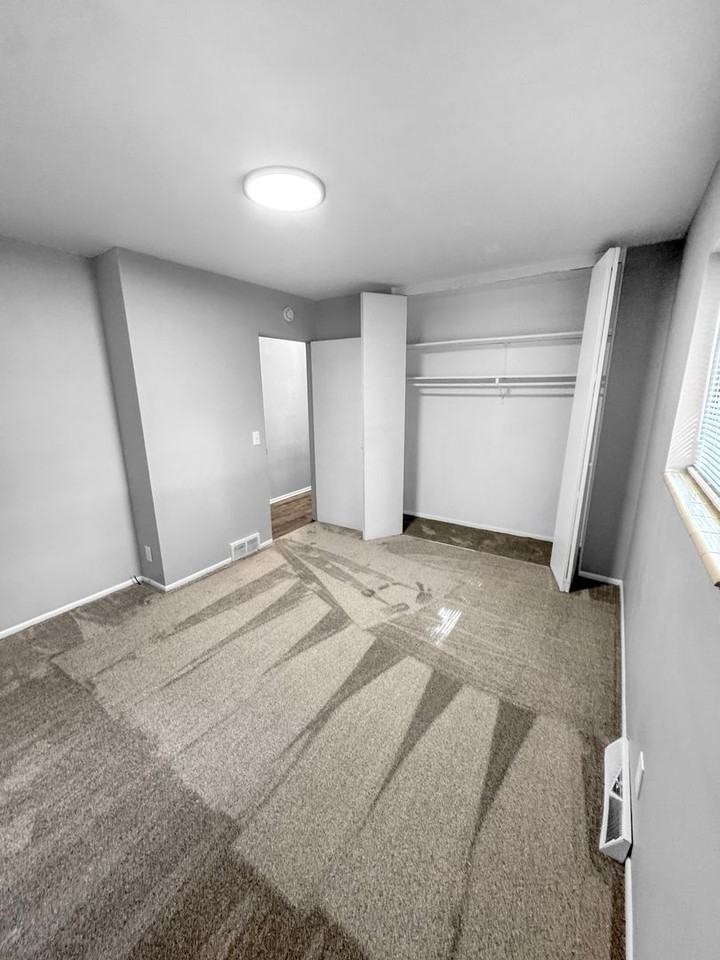 2834 S Burdick St - Photo 5 of 9