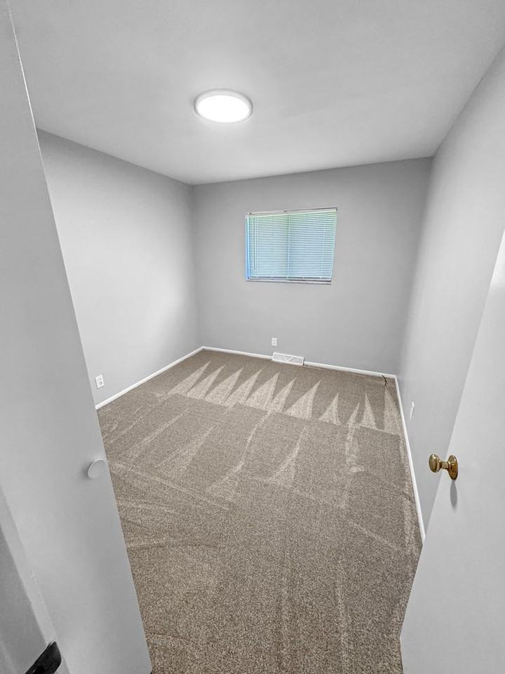 2834 S Burdick St - Photo 6 of 9