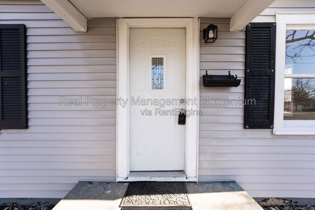 730 N West Ave - Photo 3 of 25