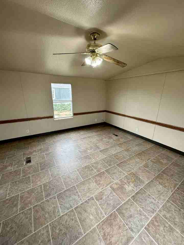 512 15th St - Photo 3 of 7