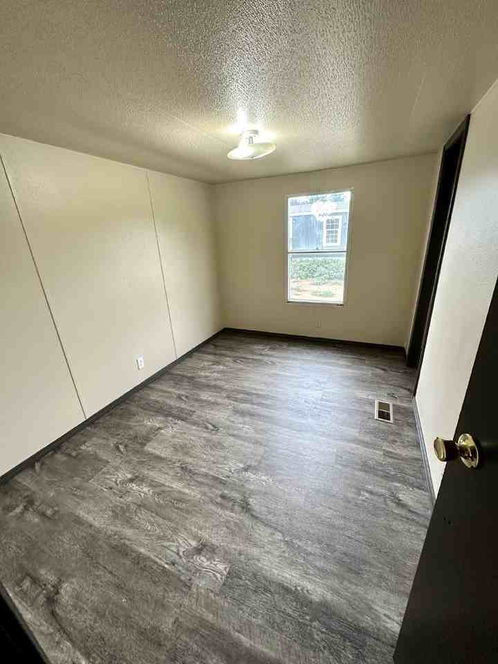 512 15th St - Photo 5 of 7