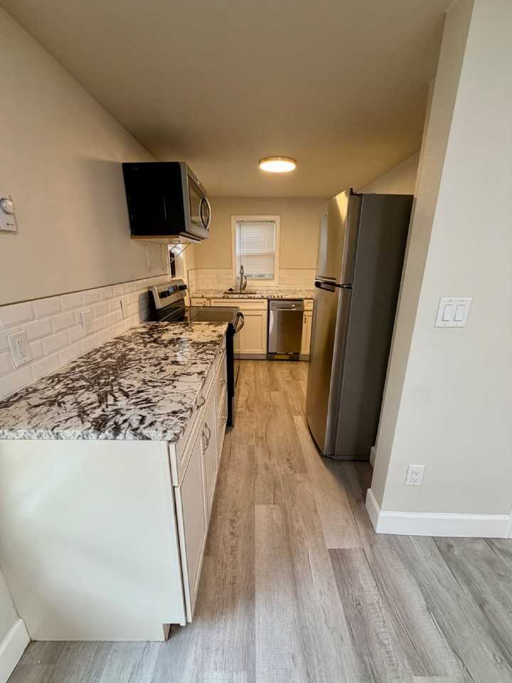 1006 W 30th St Apt B - Photo 6 of 10