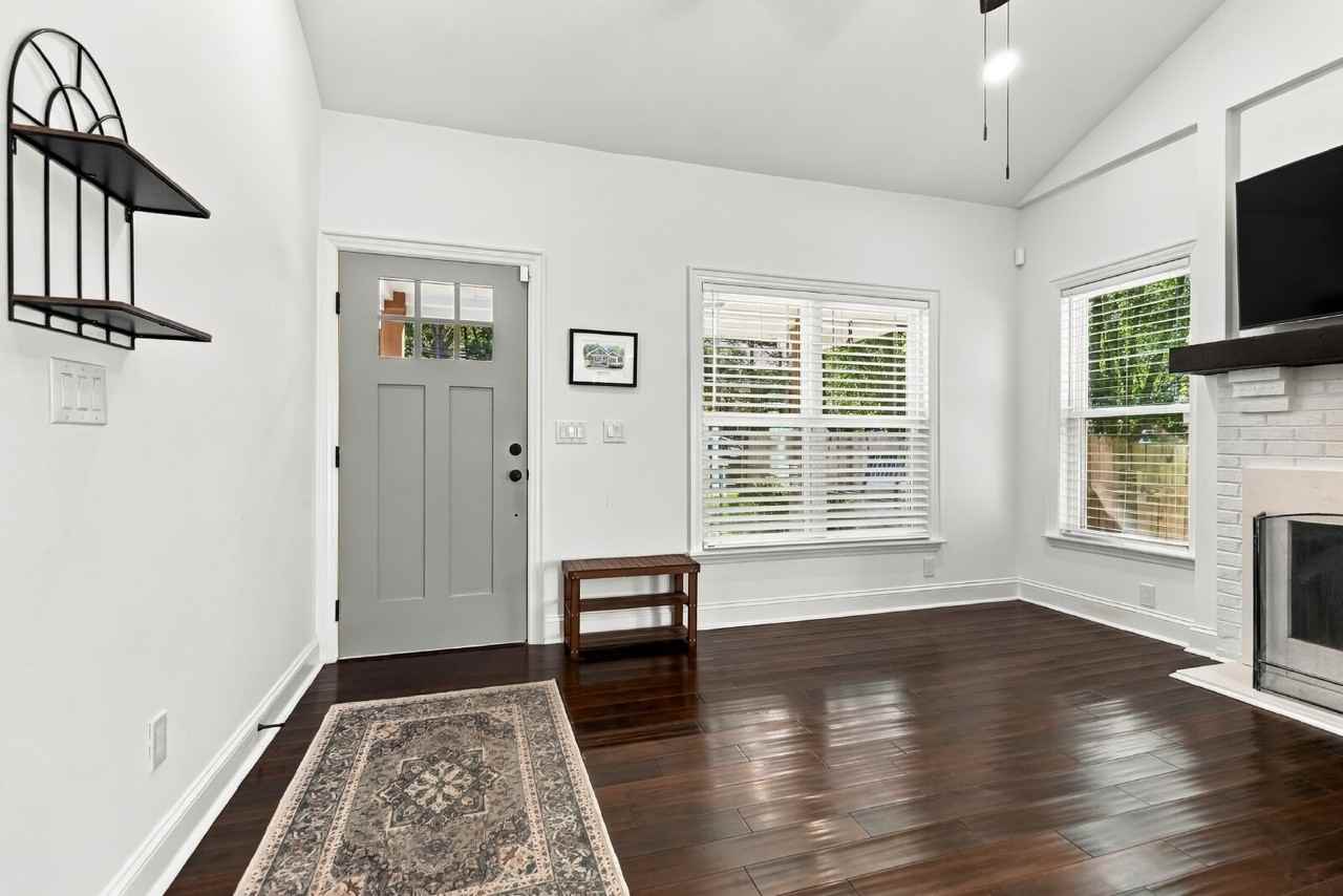 2224 Weyland Ave - Photo 5 of 30