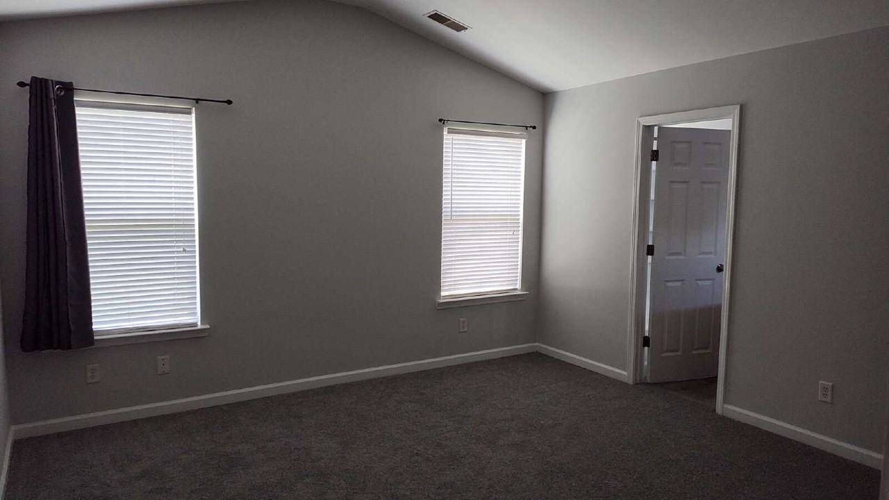 166 Lakepointe Dr - Photo 4 of 13