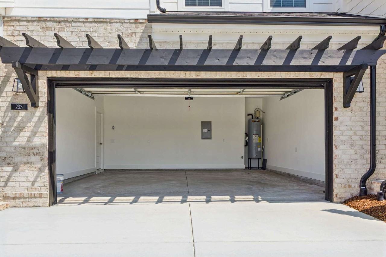 233 Glencrest Dr - Photo 2 of 31