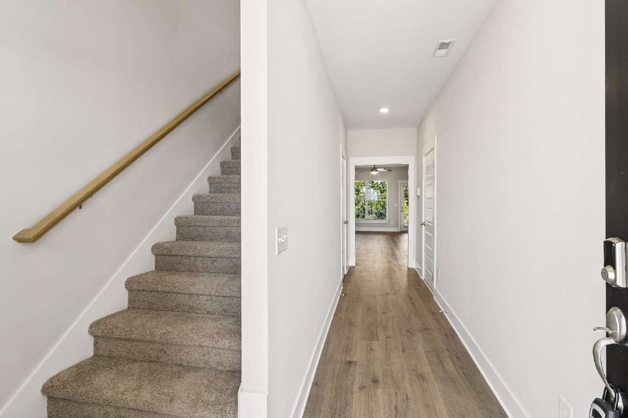233 Glencrest Dr - Photo 4 of 31