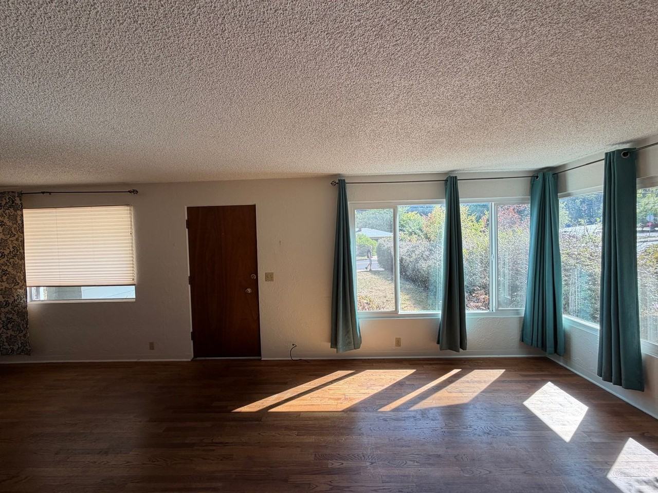 3870 Hilyard St - Photo 4 of 18