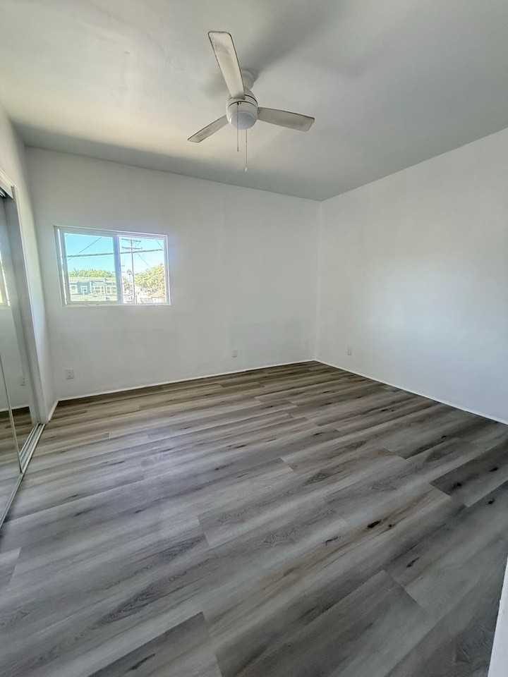 721 E 7th Street - Photo 2 of 9
