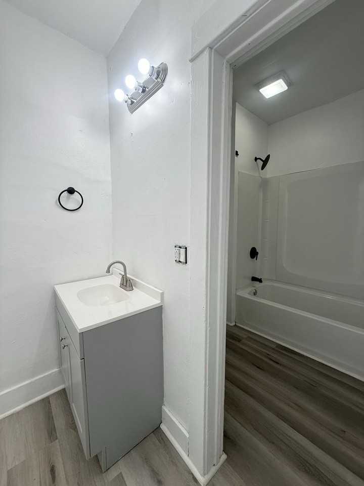 721 E 7th Street - Photo 3 of 9