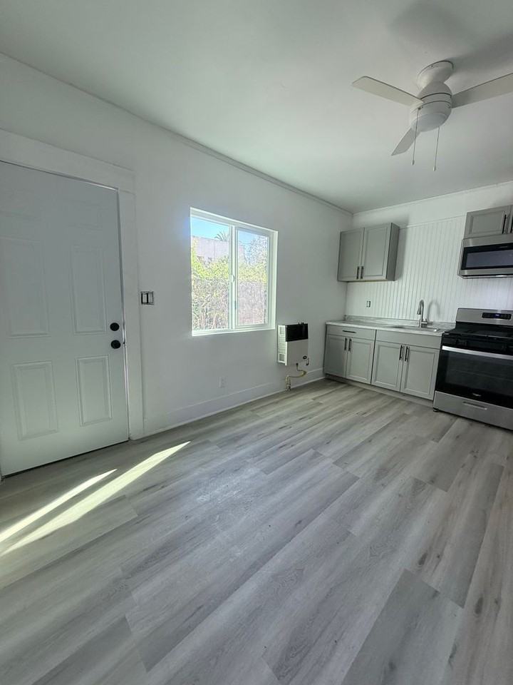 721 E 7th Street - Photo 4 of 9