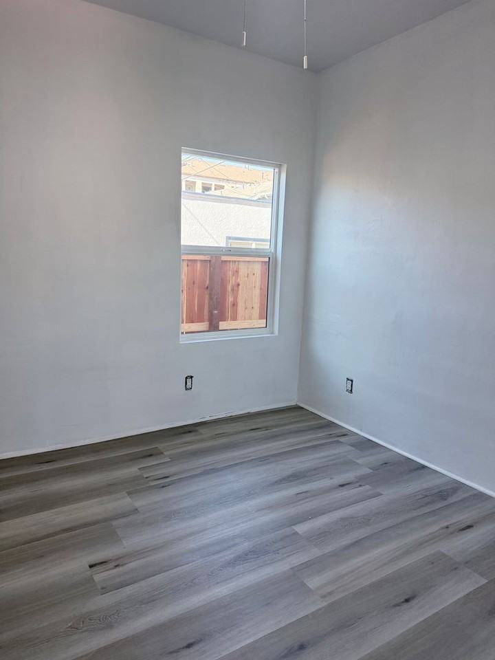 721 E 7th Street - Photo 5 of 9