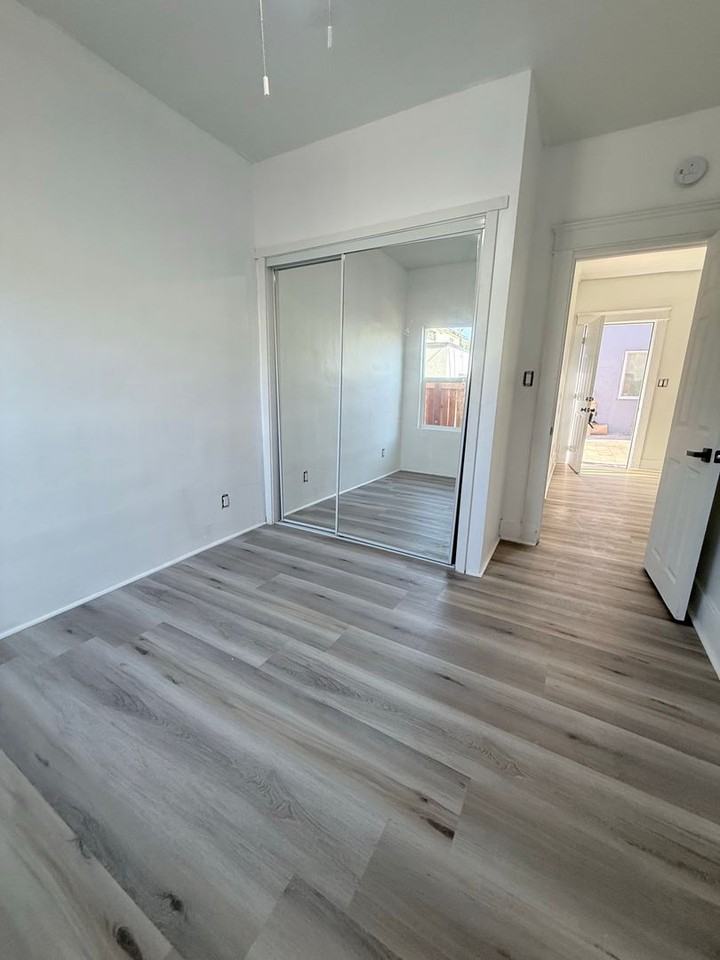 721 E 7th Street - Photo 6 of 9