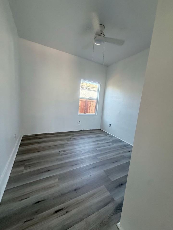 721 E 7th Street - Photo 7 of 9
