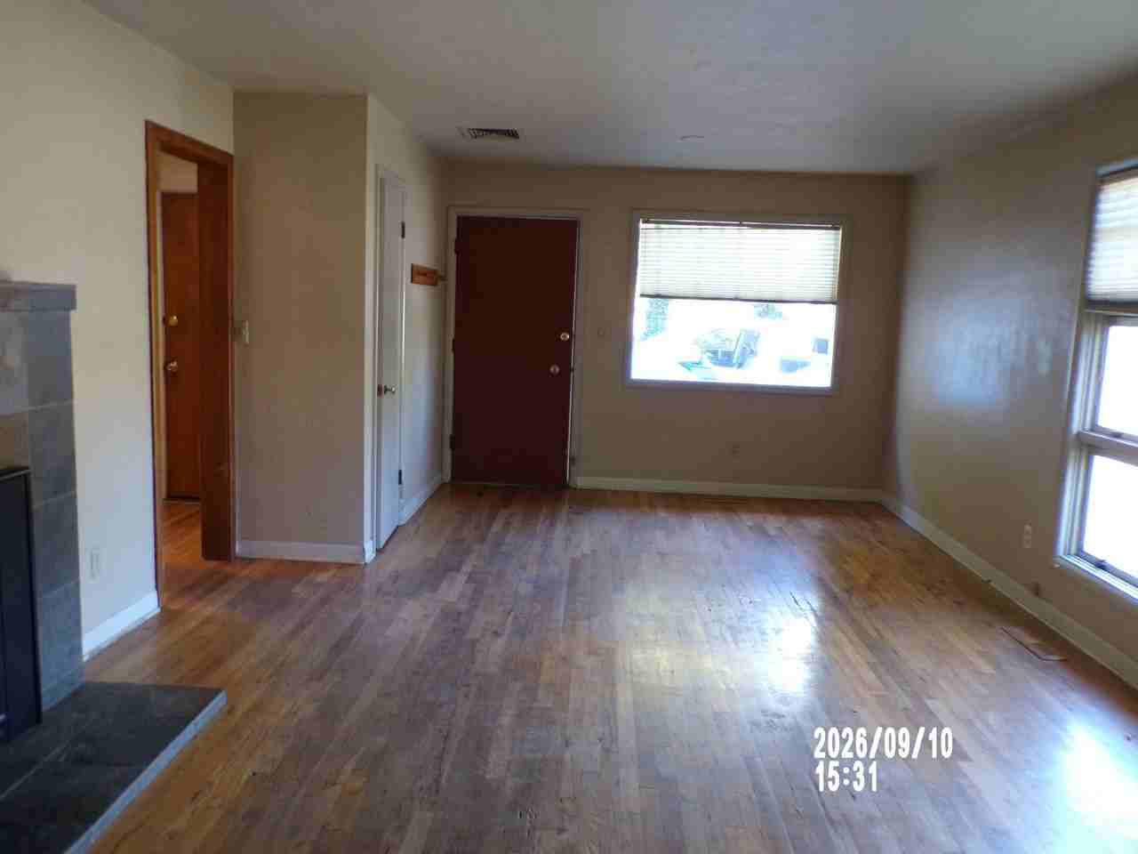 1210 Nw Spring St - Photo 2 of 17