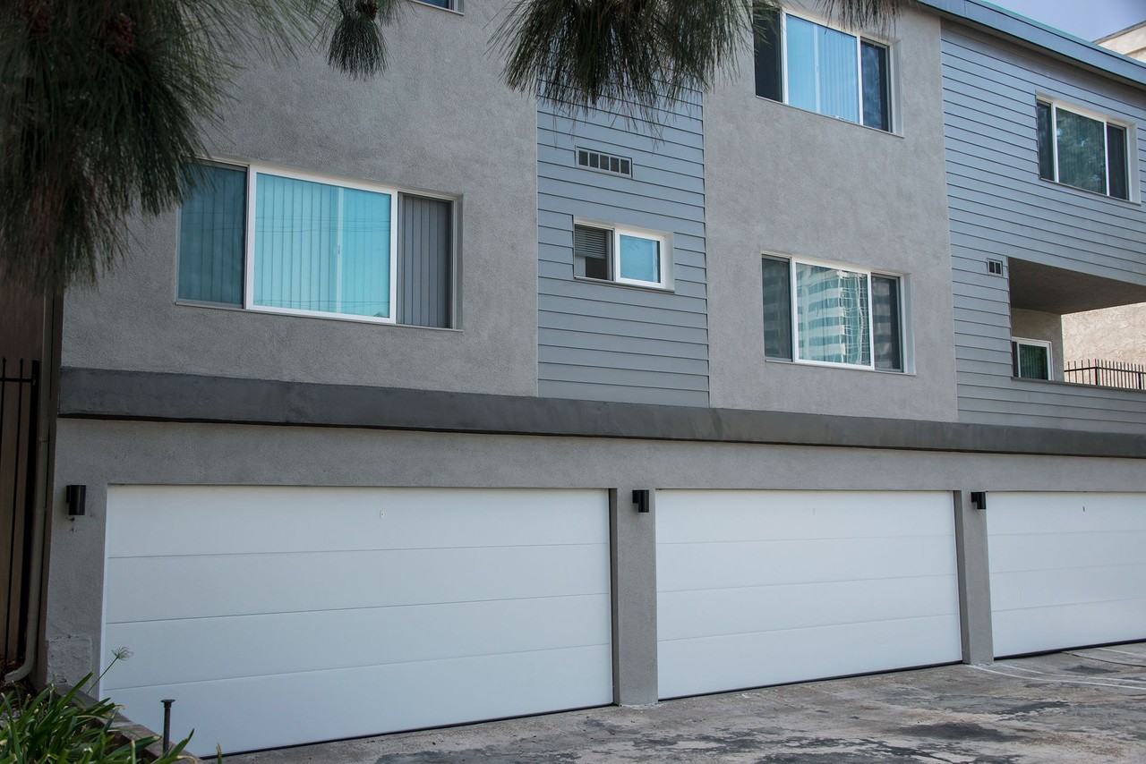 942 N Louise St - Photo 3 of 3