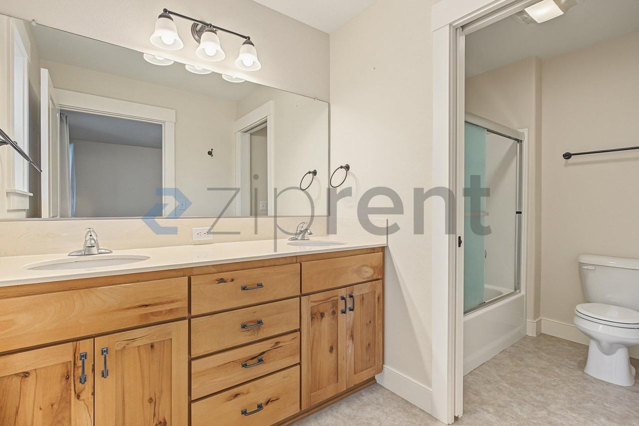 1343 Ne Sunrise Ln - Photo 2 of 21