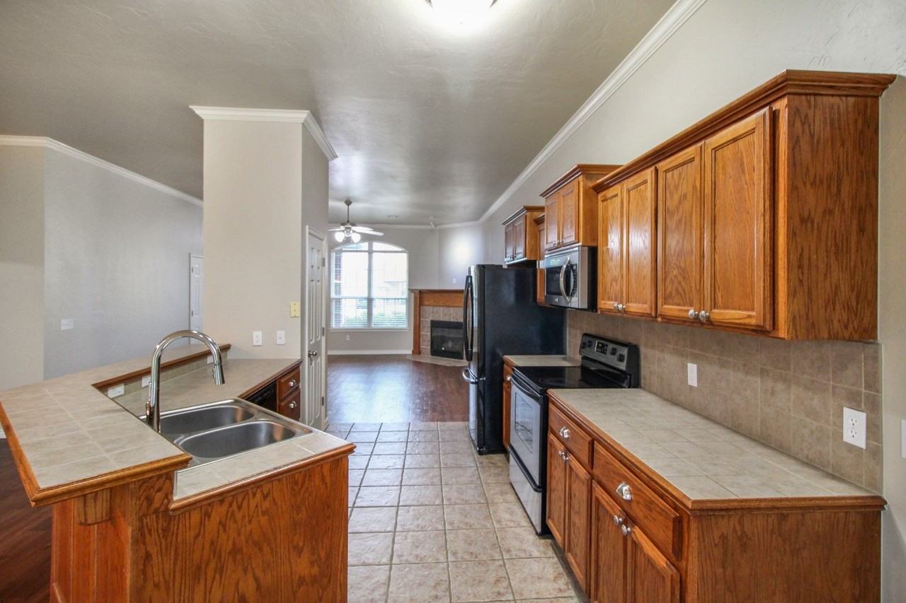 2111 Scissortail Landing Dr - Photo 3 of 10