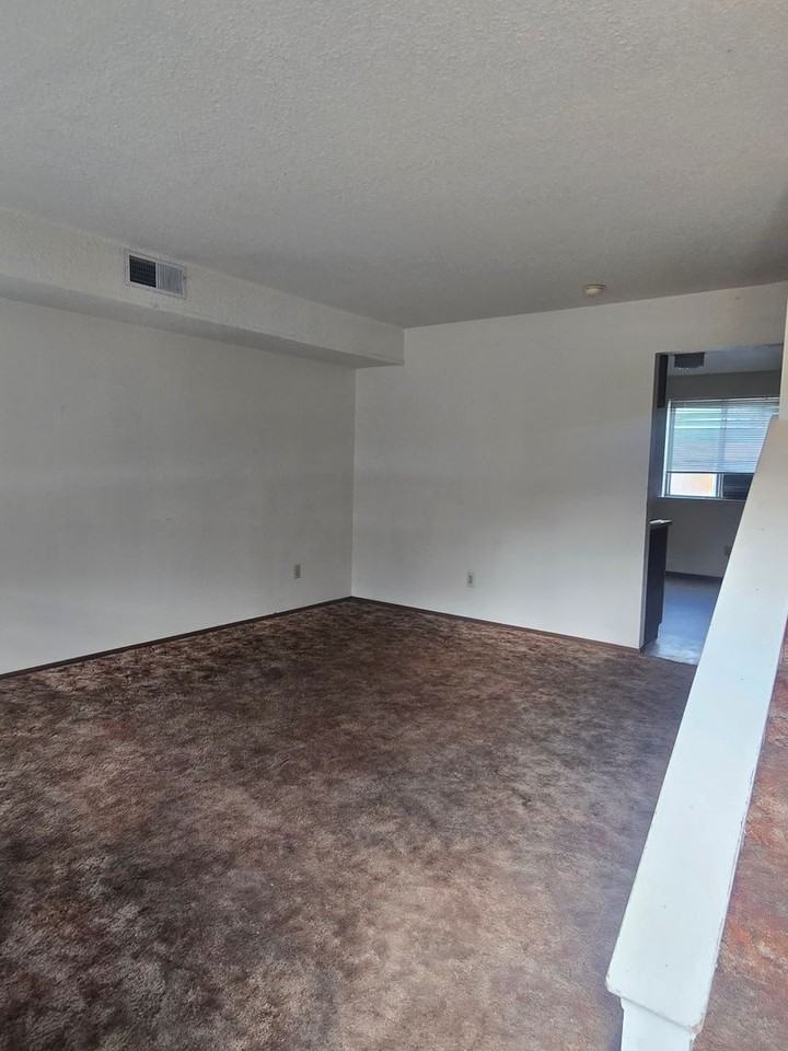 2510 N Lee Ave - Photo 2 of 12