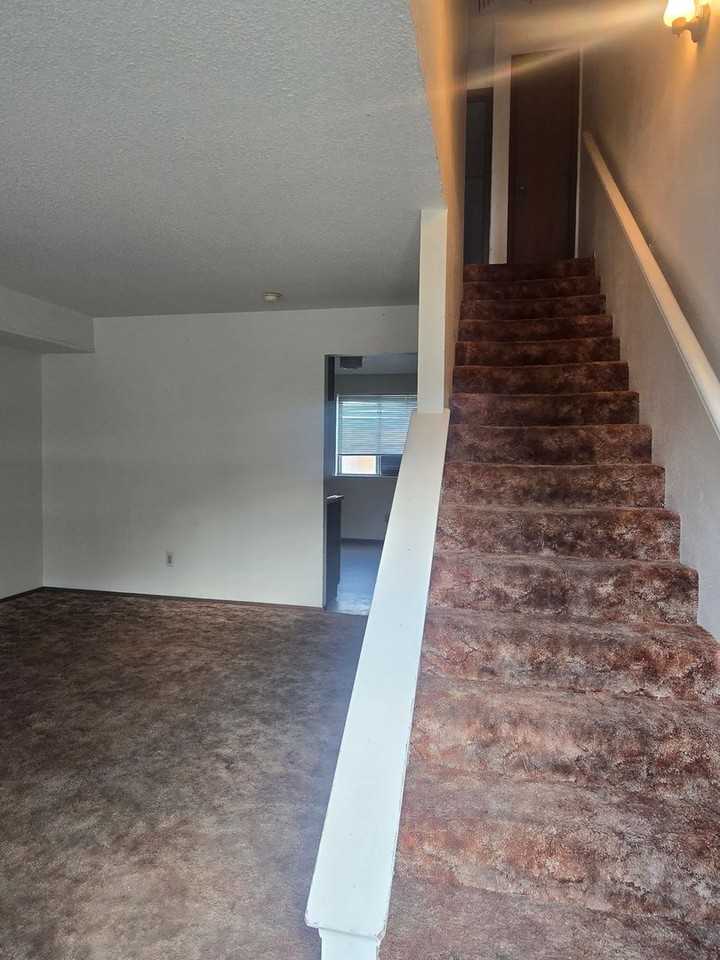 2510 N Lee Ave - Photo 3 of 12