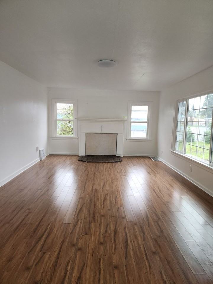 2325 Main St - Photo 2 of 18
