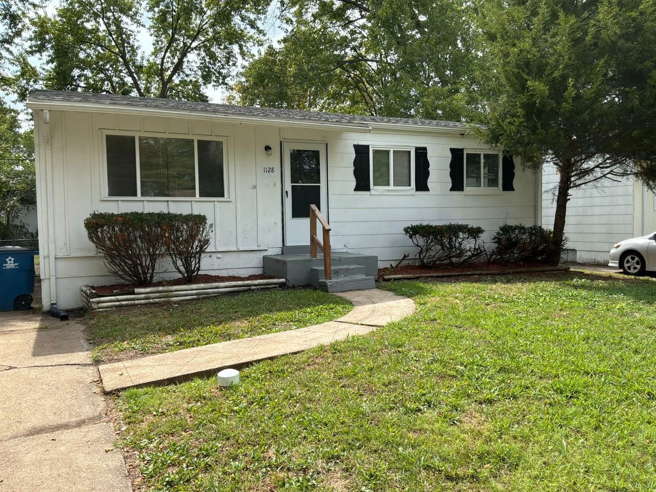 1128 Scott Ave - Photo 2 of 26
